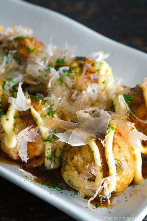 Takoyaki, or Octopus Balls, are one of Japan’s best-known street food originated in Osaka. Whether you make a traditional style with bits of octopus or other alternatives, these ball-shaped dumplings are fun to make with your friends and family! #takoyaki #osaka | Easy Japanese Recipes at JustOneCookbook.com Takoyaki Recipe, Membakar Lemak Perut, Octopus Balls, Octopus Recipes, Just One Cookbook, Food For Special Event, Easy Japanese Recipes, Japanese Street Food, Korean Street Food