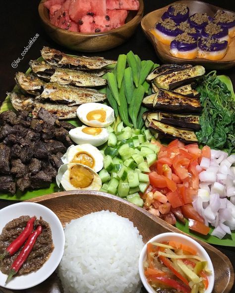 Pinoy Lunch, Fried Mackerel, Pinoy Breakfast, Beef Tapa, Filipino Breakfast, Pinoy Foods, Drinks Ideas, Pinoy Food, Filipino Food