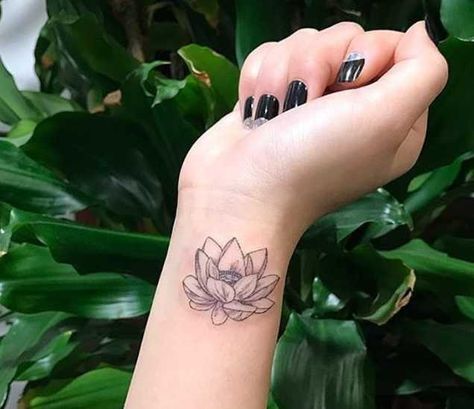 Watercolor Wrist Tattoo, Mandala Arm Tattoo, Dotwork Tattoo Mandala, Flower Wrist Tattoos, Wrist Tattoos For Guys, Small Girl Tattoos, Inspiration Tattoos, Small Wrist Tattoos, Modern Tattoos