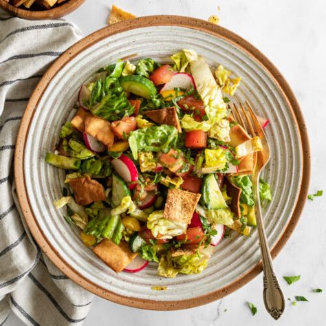 Authentic Fattoush Salad - Forks and Foliage Diet Lunch Ideas, Homemade Pita Chips, Fattoush Salad, Salad Lunch, Bread Salad, Easy Healthy Lunches, Mediterranean Food, Fun Salads, Pita Chips