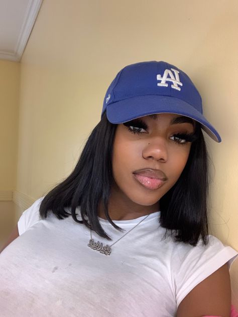 Girls With Fitted Hats, Bob With Baseball Cap, Hat Hairstyles Black Women, Bob With Hat, Baseball Cap Short Hair, Cute Hairstyles With Hats Baseball Caps, Cute Hairstyles With Hats, Outfits With Baseball Cap, Hairstyle With Hat