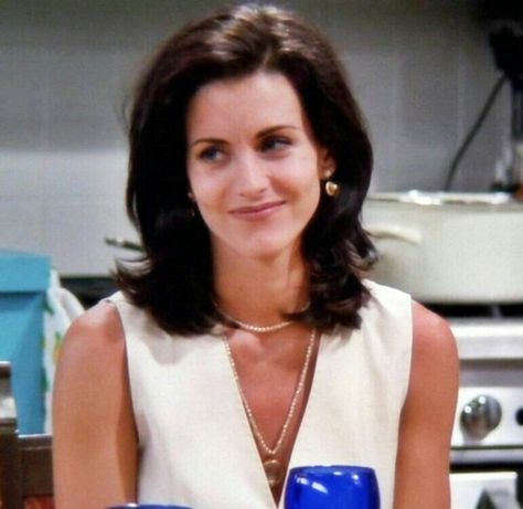 Everyone always goes on about 'the Rachel' but Monica's hair in season one is gorgeous Monica Geller Season 1, Monica Geller Outfits, Monica Hairstyles, Monica Friends, Friends Monica, Monica Gellar, Courtney Cox, Ross Geller, Friends Season