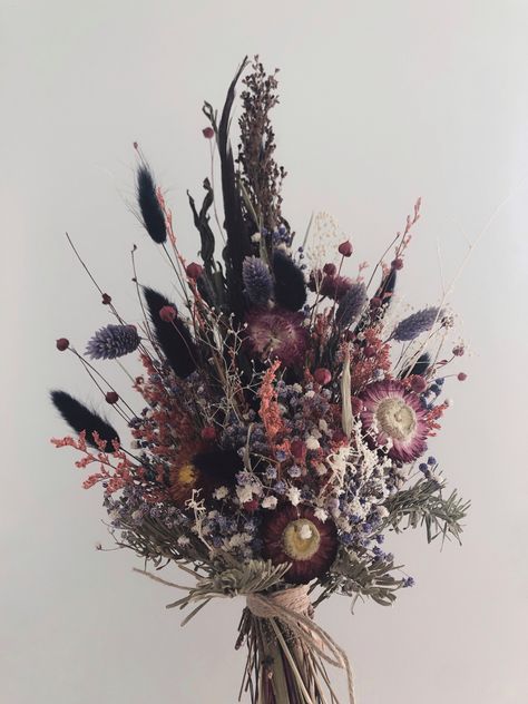 Alternative Floral Arrangements, Emo Wedding Bouquet, Black Dried Flower Bouquet, Grunge Flower Bouquet, Spooky Wedding Flowers, Gothic Dried Flower Arrangement, Black Wedding Bouquet Color Schemes, Dark Academia Flower Bouquet, Witchy Flower Bouquet