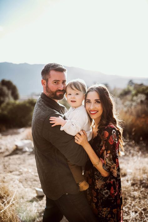 Cute Family Photos, Family Photos With Baby, Family Photoshoot Poses, Fall Family Portraits, Baby Fotografie, Family Portrait Poses, Fall Family Photo Outfits, Family Picture Poses, Family Photo Pose