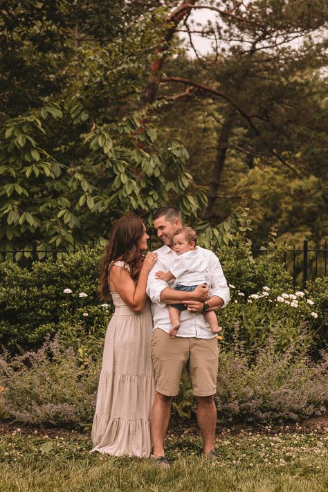 One Year Old Family Pictures, Boho Family Pictures, Boho Family Photos, Family Session Poses, Mommy And Me Photo Shoot, Family Mini Sessions, Family Photoshoot Poses, Family Park, Summer Family Photos