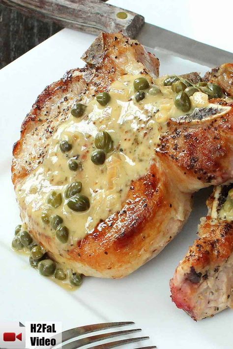 Caper Sauce, Seared Pork Chops, Pork Dinner, Pork Chop, Pork Chop Recipes, Idee Pasto Sano, Pork Dishes, Meat Dishes, Sauce Recipe