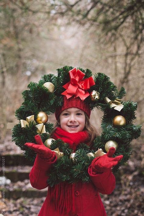 Christmas Photoshoot Kids, Outdoor Christmas Photos, Diy Christmas Photoshoot, Christmas Mini Shoot, Christmas Photography Family, Christmas Photos Outfits, Diy Christmas Photo, Christmas Portrait, Christmas Family Photoshoot