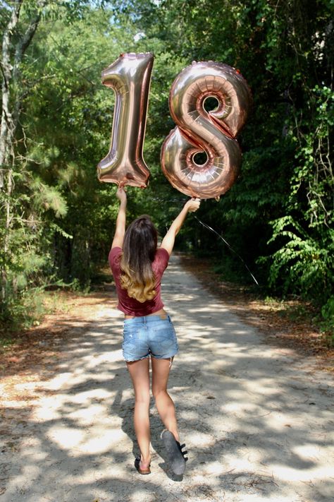 Birthday Ballon Photos, Birthday Photos With Balloons, 18th Birthday Photoshoot Ideas Outdoors, Birthday Pose With Balloons, Birthday Poses With Number Balloons, Poses With Balloons Birthday Photos, Birthday Photoshoot Ideas, Diy Photography Props, Cute Birthday Pictures