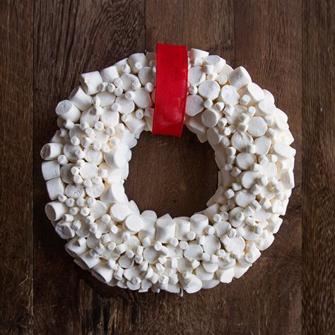 Get crafty with this fun marshmallow wreath! Perfect for the kiddos! ✂️🧑‍🍳 Marshmallow Wreath, Indoor Kids Crafts, Snow Crafts, Foam Wreath, Campfire Marshmallows, White Marshmallows, Upcycle Ideas, Wreath Forms, Hot Glue Gun