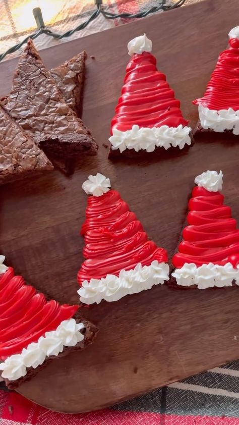 Christmas Theme Brownies, Santa Brownie Hats, Snowman Cake Balls, Christmas Desserts Brownies, Brownie Christmas Treats, Brownie Christmas Ideas, Holiday Bake Sale Ideas, Christmas Party Brownies, Brownie Santa Hats