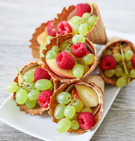 fruit-cornucopia-15 Healthy Thanksgiving Treats, Festive Thanksgiving Desserts, Fruit Cones, Thanksgiving Fruit, Thanksgiving Desserts Kids, Thanksgiving Snacks, Healthy Thanksgiving Recipes, Thanksgiving Desserts Easy, Fruit Display