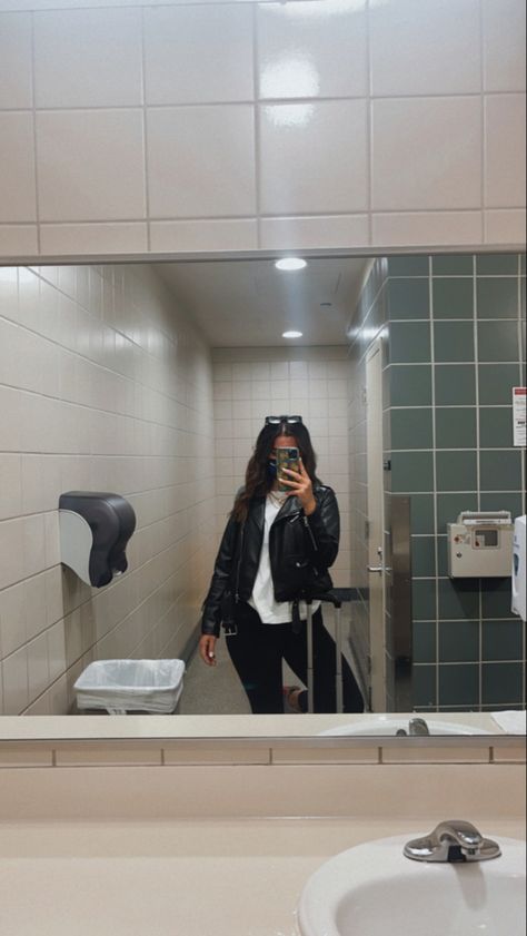 Airport Leather Jacket Outfit, Airport Mirror Selfie, Future Aesthetic, Leather Jacket Outfits, Airport Outfit, Outfit Idea, Jacket Outfits, Selfies, Ootd