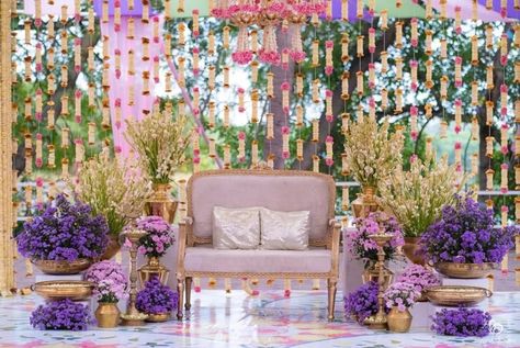 Purple Theme Wedding Decor, Lavender Mehendi Decor, Pastel Mehndi Decor, Pastel Mehendi Decor, Indian Wedding Reception Backdrop, Indian Wedding Color Schemes, Purple Indian Wedding, Lavender Wedding Decor, Couple Seating