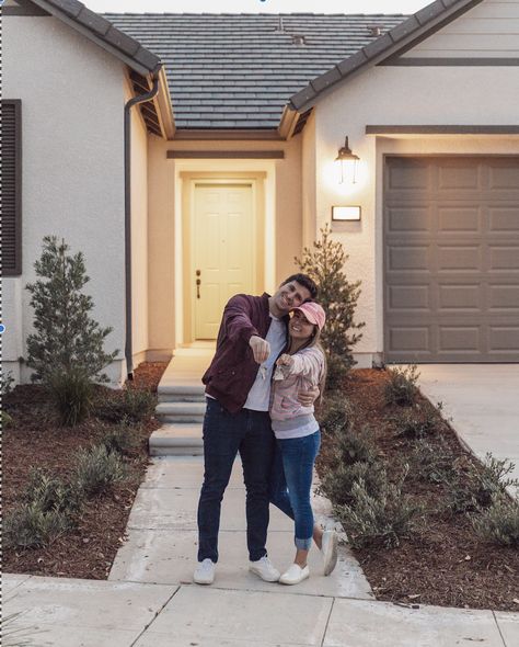 New Homeowner Pictures Couple, Home Owner Announcement Pictures, We Got A House Announcement, First Homeowner Picture, Cute New Home Pictures, Home Buyer Pictures First Time, Buying First House Aesthetic, House Sold Pictures Ideas, Couple Buying First House Aesthetic