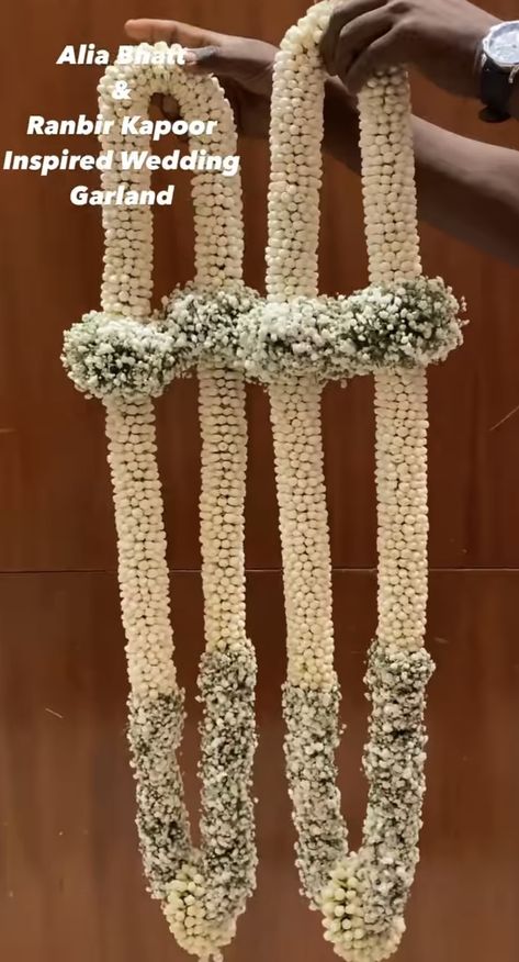 White Rose Garland Wedding Indian, Varmala Ideas Indian Weddings, Jaymala For Wedding, Varmala Ideas, Garland Wedding Indian, Wedding Mala Rose, Wedding Varmala, Rose Garland Wedding, Door Flower Decoration