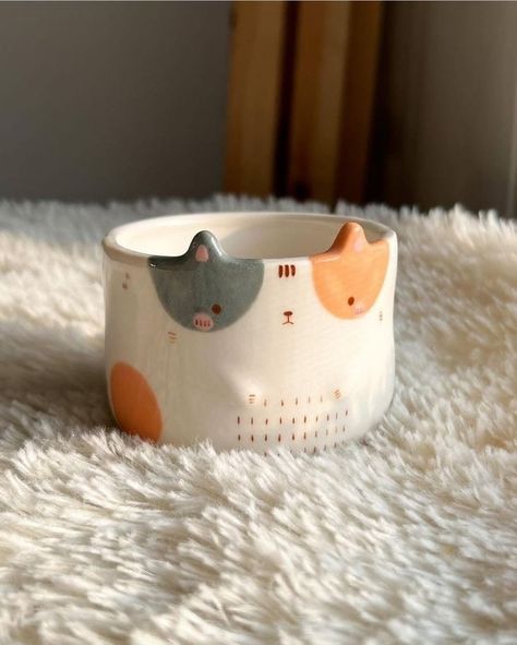 Cat Clay Mug, Cat Ceramic Bowl, Cat Ceramic Mug, Cat Mug Pottery, Cat Ceramic Ideas, Funny Pottery, Cat Planter, Ceramic Yarn Bowl, Diy Pottery Painting