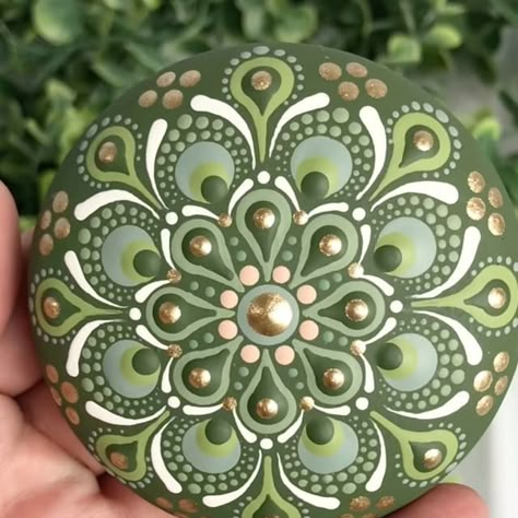 Did something a little different with this ring dish and it turned out better than I hoped. ✨💚✨ Acrylic paint For info on the tools I use,… | Instagram Painting Dots On Rocks, Dot Painting Ideas Patterns, Mandela Rock Painting Patterns, Dot Art Painting Patterns, Dot Art Patterns, Dotty Painting, Dot Painting Ideas, Dot Painting On Rocks, Making Mandalas