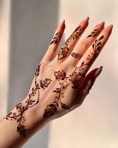 Arabic Style Mehndi Design, Indian Henna Aesthetic, Asthetic Mehandi Design For Back Hand, Mendhi Designs Elegant Front Hand, How To Do Henna Tattoos Diy, Sbd Designs Henna, Henna For Wedding Guests, Mehndi Designs Asthethic, Simple Henna Design Aesthetic