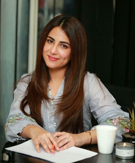 Ushna Shah, 32 Years Old, Muslimah Wedding Dress, Pakistani Formal Dresses, Yami Gautam, Art Photography Portrait, Pakistani Actors, Actress Without Makeup, Women Celebrities