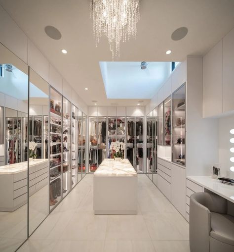 Walk In Closet Luxury, Ideas Armario, A Walk In Closet, White Closet, Dream Closet Design, Big Closets, Luxury Closets Design, Closet Kitchen, Dream Closets