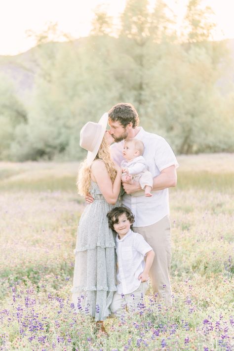 Family Pictures In Flower Field, Family Photos In Wildflowers, Family Photo Flower Fields, Tulip Field Family Photoshoot, Family Photos Flower Field, Wildflower Field Photoshoot Family, Wild Flower Family Pictures, Flower Farm Photoshoot Family, Bluebonnet Photoshoot Family Pics