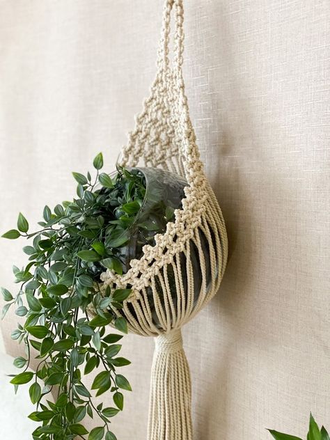 Diy Macrame Plant Hanger Tutorials, Beige House, Pola Macrame, Macrame Plant Hanger Tutorial, Macrame Plant Hanger Patterns, Plant Hanging, Macrame Planter, Diy Macrame Plant Hanger, Macrame Wall Hanging Diy