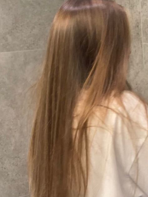 inst: senth.a Long Dark Blonde Hair Natural, Dark Blonde Girl Aesthetic, Dark Blonde Hair Brown Eyes, Solid Dark Blonde Hair, Dark Blonde Hair Straight, Dark Blonde Aesthetic, Dark Natural Blonde Hair, Dirty Blonde Hair Aesthetic, Dark Blonde Hair Aesthetic