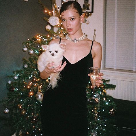 Influencer Holiday Photos, Christmas Influencer Shoot, Edgy Christmas Photoshoot, Vogue Christmas Editorial, Holiday Party Aesthetic Outfit, Flash Photography Christmas, Flash Christmas Photos, Christmas Photo Inspiration, Vintage Christmas Fashion