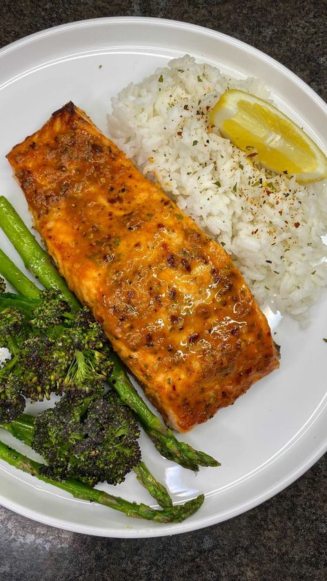 Rice Recipes Lunch, Healthy Rice Meal Prep, Healthy Food Salmon, Healthy Food With Rice, Healthy Eating Salmon, Salmon Healthy Meals, Salmon Food Ideas, Rice And Salmon Recipes, Foods With Rice