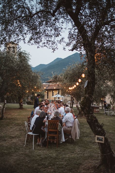 With Family Aesthetic, Big Family Table, Wedding Dinner At Home, Casual Italian Wedding, Having A Family Aesthetic, Big Family Gathering Aesthetic, Wedding Dinner Outside, Home Family Aesthetic, Big Happy Family Aesthetic