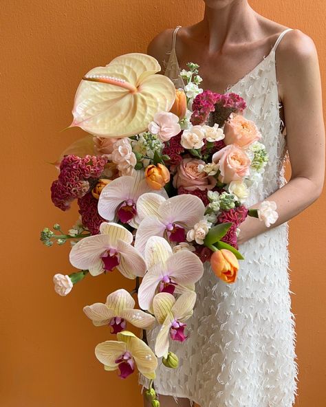 Lovelies 🌞 Funky Bouquet, Unique Flower Bouquet, Unique Wedding Bouquets, Alter Flowers, Unique Bouquets, Valentine Flowers, Unique Wedding Bouquet, Luxury Flower Bouquets, Wedding Reception Flowers