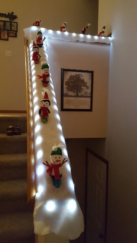 Christmas Basement, Holiday Archway Decor, Professional Office Christmas Decor, Christmas Staircase Decor, Christmas Stairs Decorations, Christmas Decorations Apartment, Christmas Staircase, Creative Christmas Trees, Easy Christmas Decorations