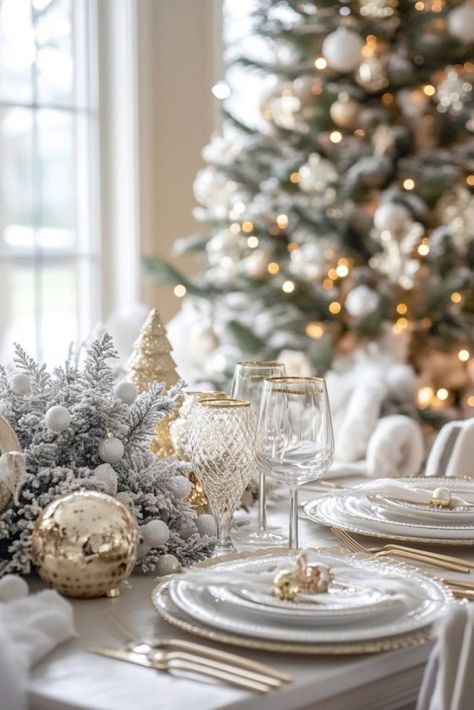 White And Gold Tablescape, White Christmas Tablescapes, Christmas Tablescapes Elegant, Gold Tablescape, Gold Place Setting, Rose Gold Christmas Decorations, Christmas Dining Table Decor, First Christmas Baby, Christmas Table Setting