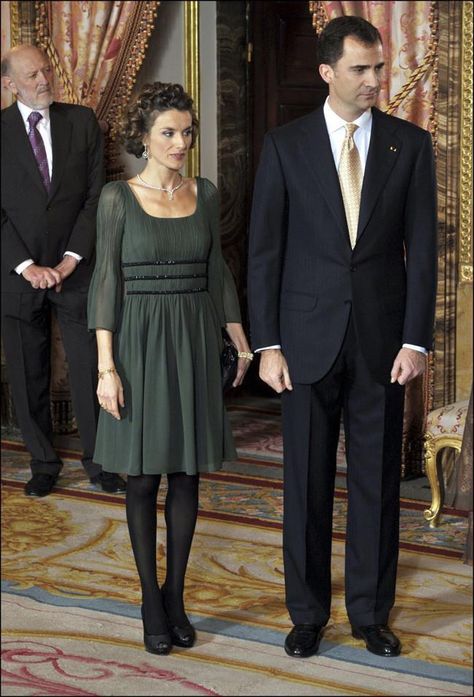 Los 10 peores looks de Doña Letizia Princess Letizia, Estilo Real, Familia Real, Queen Dress, Princesa Diana, Family Fashion, Queen Letizia, Flattering Dresses, Classic Dress