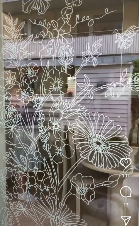 White Marker Window Art, Floral Window Art, Floral Window Painting, Flower Window Art, Drawing On Windows Ideas, Window Art Spring, Window Painting Spring, Flower Window Painting, Window Marker Art