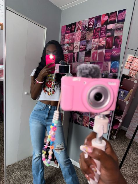 Black Vlogger Aesthetic, Pink Vlogging Camera Aesthetic, Best Camera For Vlogging, Cameras For Vlogging, Good Vlogging Cameras, Youtube Editing, Pink Glitter Wallpaper, Start Youtube Channel, Social Media Content Planner