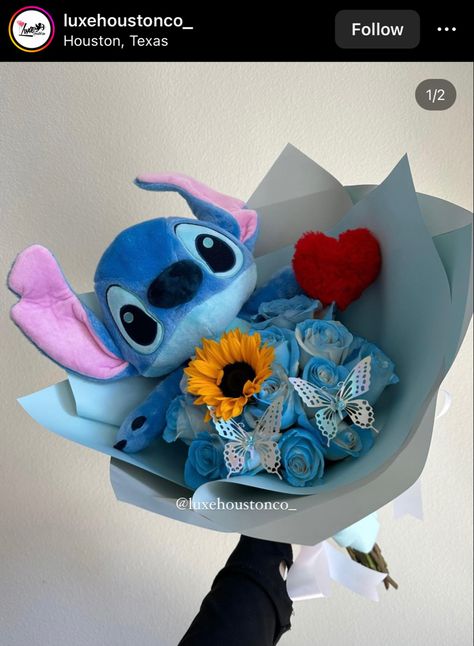 Stitch Present Ideas, Lilo And Stitch Flower Bouquet, Lilo And Stitch Bouquet, Stitch Birthday Gift Ideas, Stitch Ribbon Bouquet, Stitch Flowers Disney, Character Flower Bouquet, Creative Flower Bouquet, Stitch Gifts Disney