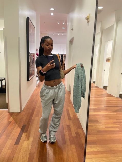 Grey Sweats Outfit Black Women, Light Jeans Outfit Black Women, Gray Body Suit Outfit, Sweatpants Outfits Black Women, Midnight Navy 6s Outfit, Grey Joggers Outfit Black Women, Cute Bummy Outfits Baddie, Winter Outfits Baddie School, Comfy Fits Black Women