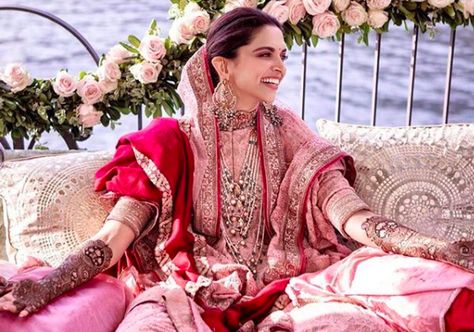 I can only dream of looking THIS happy after sitting still for elaborate mehendi on my hands as DP looks. Indian Mehendi, Orang India, Deepika Ranveer, Mehendi Outfit, Bridal Jewellery Inspiration, Sabyasachi Lehenga, Mehndi Ceremony, Nikkah Dress, Bollywood Wedding