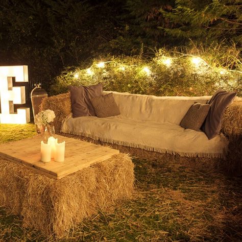 Hay Bale Wedding, Deco Champetre, Country Party, Aisle Decorations, Barn Parties, Cowboy Wedding, Outdoor Wedding Decorations, Future Wedding Plans, Western Wedding