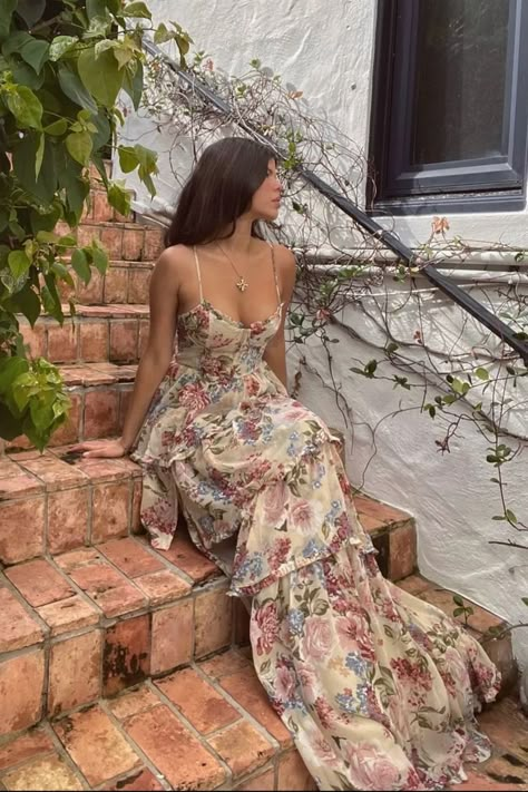 Some cute and some chic floral dresses that will totally add some fun and some freshness to your closet. Floral Evening Dress, Floral Evening Dresses, Floral Dress Outfits, Foto Tips, Looks Party, Grad Dresses, Prom Dresses Lace, Glam Dresses, Looks Chic