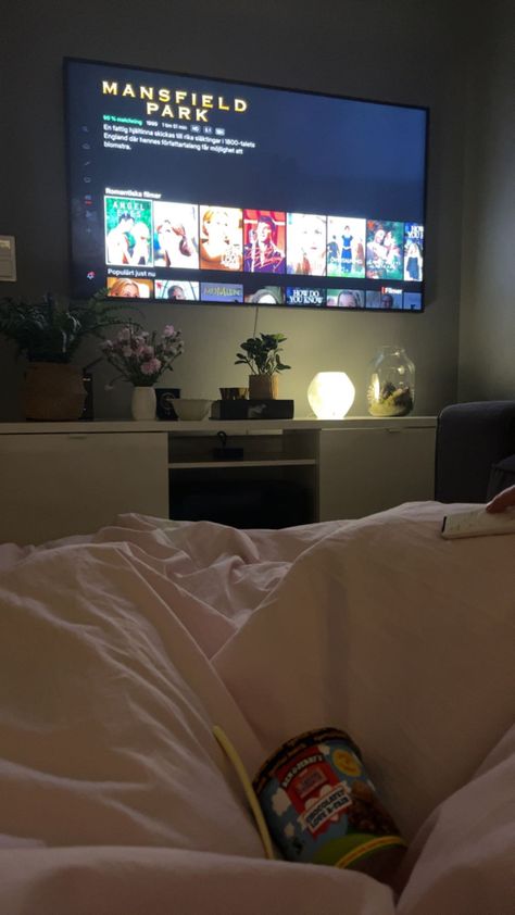 Big Tv Bedroom, Watching Tv Snap, Watching Tv Video, Watching Movies In Bed, Watching Tv In Bed, Female Lips, Fake Ft Call, Nike Wallpapers, Watching Television