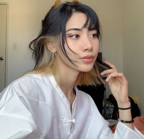 Hidden Hair Color, Hair Asian, Two Tone Hair, Guest Hair, Haircuts Straight Hair, Tone Hair, Hair Inspo Color, Grunge Hair, Hair Inspo