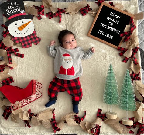 Christmas Monthly Milestone Pictures, 2 Month Christmas Baby Pictures, Milestone Ideas, Christmas Baby Pictures, Baby Elf, Baby Messages, Baby Milestones Pictures, Baby Christmas Photos, Baby Milestone Photos