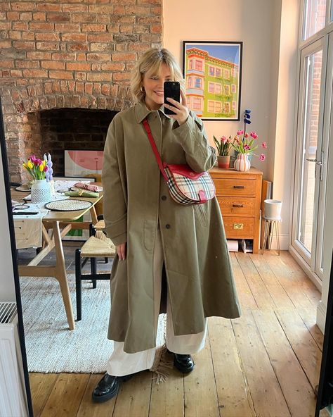 Some fave outfits from Spring 23 - sunshine i’m ready for you ☀️ Mac Coat Outfit, Burberry Trench Outfit, Burberry Coat Outfit, Burberry Bag Outfit, Styling Loafers, Bob Styling, Loafer Styling, Outfit Trench, Mac Coat