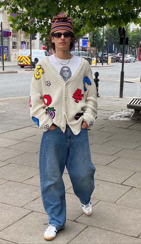 Funky Mens Fashion, Cardigan Outfit Men Street Styles, Maximalist Fashion Style, Androgyny Fashion, Maximalism Fashion, Maximalist Outfit, Creative Outfit Ideas, Maximalist Outfits, Maximalist Fashion