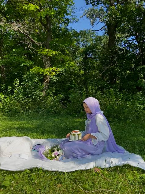 #hijabi #lavender #cake #birthday #purple Hijabi Birthday, Hijab Outfit Summer, Eid Pics, Bday Pics, Birthday Purple, Lavender Cake, Summer Picture Poses, Birthday Inspo, Lavender Garden