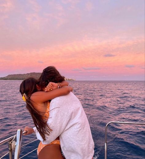 Cruise Photography, Couple Cruise, Cruise Pictures, Summer Poses, Boat Pics, Couples Vibe, On A Boat, Couple Beach, Photo Couple