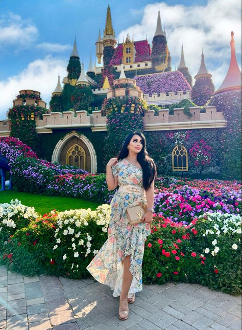 Dresses For Dubai Trip, Dubai Miracle Garden Photography, Dubai Poses For Women, Miracle Garden Dubai Photography, Miracle Garden Dubai Outfit, Dubai Outfit Ideas For Women, Dubai Vacation Outfits, Dubai Photography Ideas, Dubai Picture Ideas