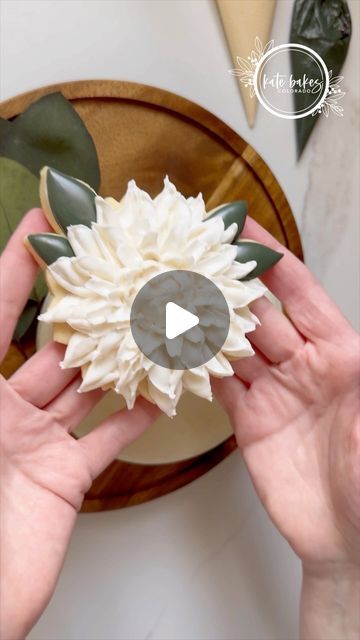 Dahlia Cookies Decorated, How To Make Royal Icing Flowers On Cookies, Dahlia Cookies, Royal Icing Flowers Tutorial, Floral Cookies Decorated, Flower Cookies Decorated, Flower Sugar Cookies, Royal Icing Flowers, Decorated Cookies Tutorial